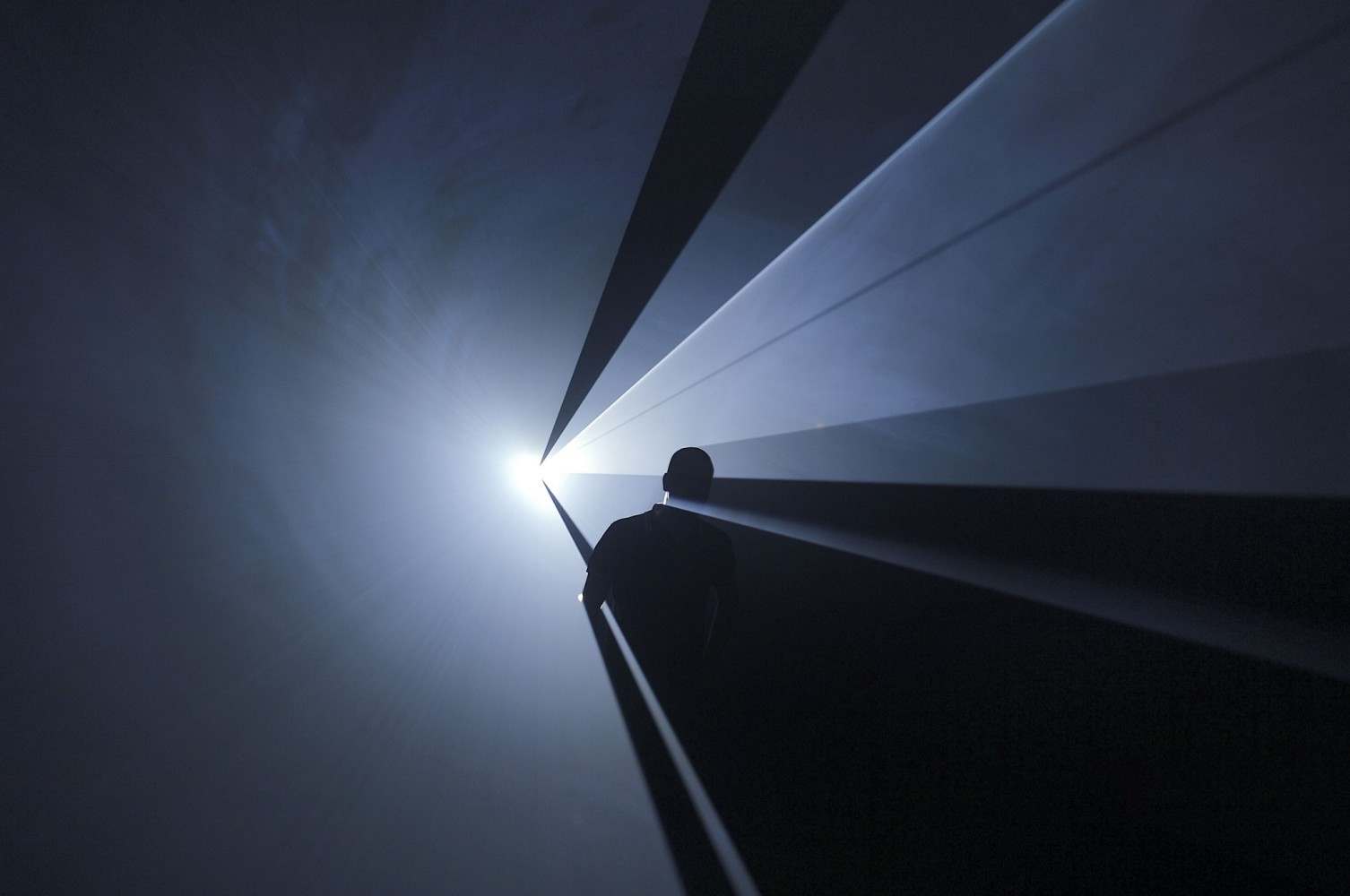 Anthony McCall. “You and I Horizontal” (2005). Installation view at Institut d’Art Contemporain, Villeurbanne, France (2006). Photograph by Blaise Adilon.